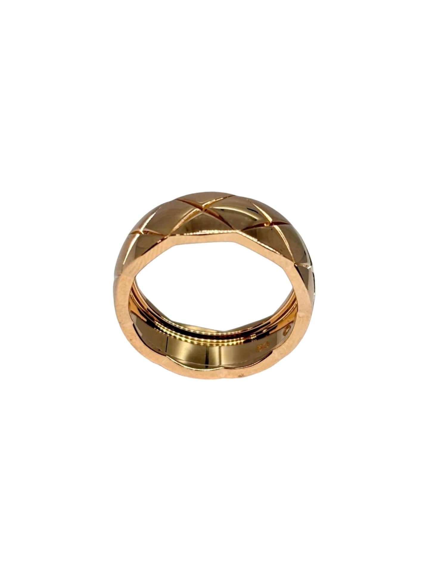 Bague Chanel Coco Crush petit modèle en or rose 18K (750‰), emblématique de la Maison Chanel. Son motif matelassé iconique apporte une touche contemporaine et raffinée à cette création joaillière. Conçue en or rose 18 carats, cette bague allie élégance, modernité et savoir-faire d'exception. Idéale à porter seule ou en accumulation, elle sublime chaque style avec discrétion et caractère. Un bijou de luxe intemporel, signature de l'univers Coco Crush.
