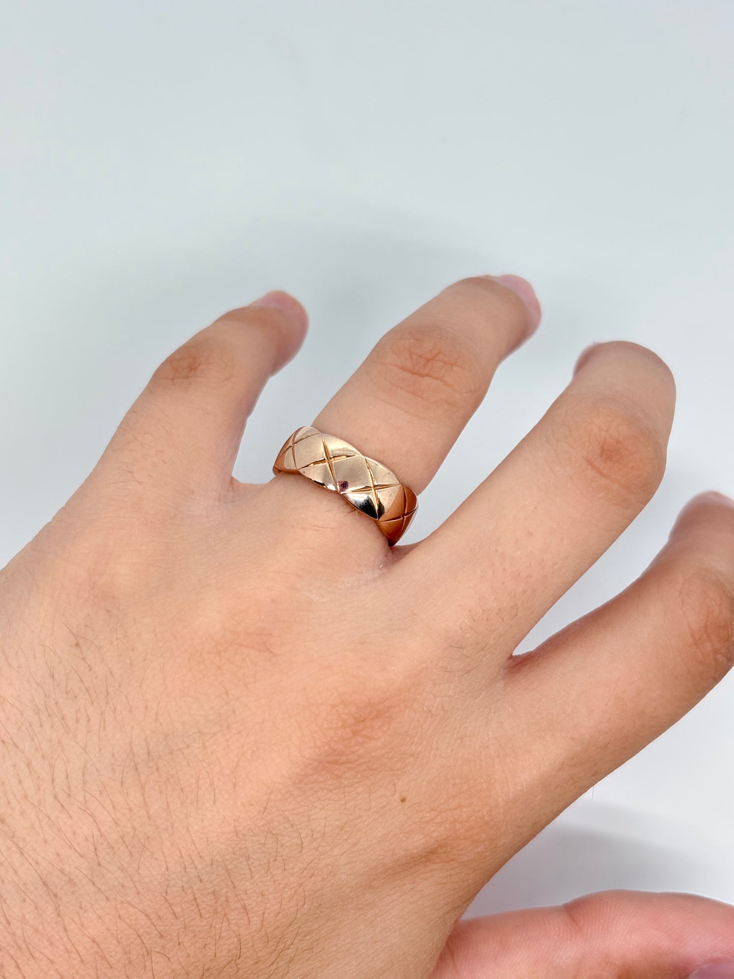 Bague Chanel Coco Crush petit modèle en or rose 18K (750‰), emblématique de la Maison Chanel. Son motif matelassé iconique apporte une touche contemporaine et raffinée à cette création joaillière. Conçue en or rose 18 carats, cette bague allie élégance, modernité et savoir-faire d'exception. Idéale à porter seule ou en accumulation, elle sublime chaque style avec discrétion et caractère. Un bijou de luxe intemporel, signature de l'univers Coco Crush.

