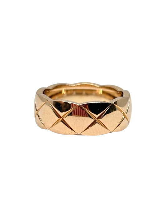 Bague Chanel Coco Crush petit modèle en or rose 18K (750‰), emblématique de la Maison Chanel. Son motif matelassé iconique apporte une touche contemporaine et raffinée à cette création joaillière. Conçue en or rose 18 carats, cette bague allie élégance, modernité et savoir-faire d'exception. Idéale à porter seule ou en accumulation, elle sublime chaque style avec discrétion et caractère. Un bijou de luxe intemporel, signature de l'univers Coco Crush.
