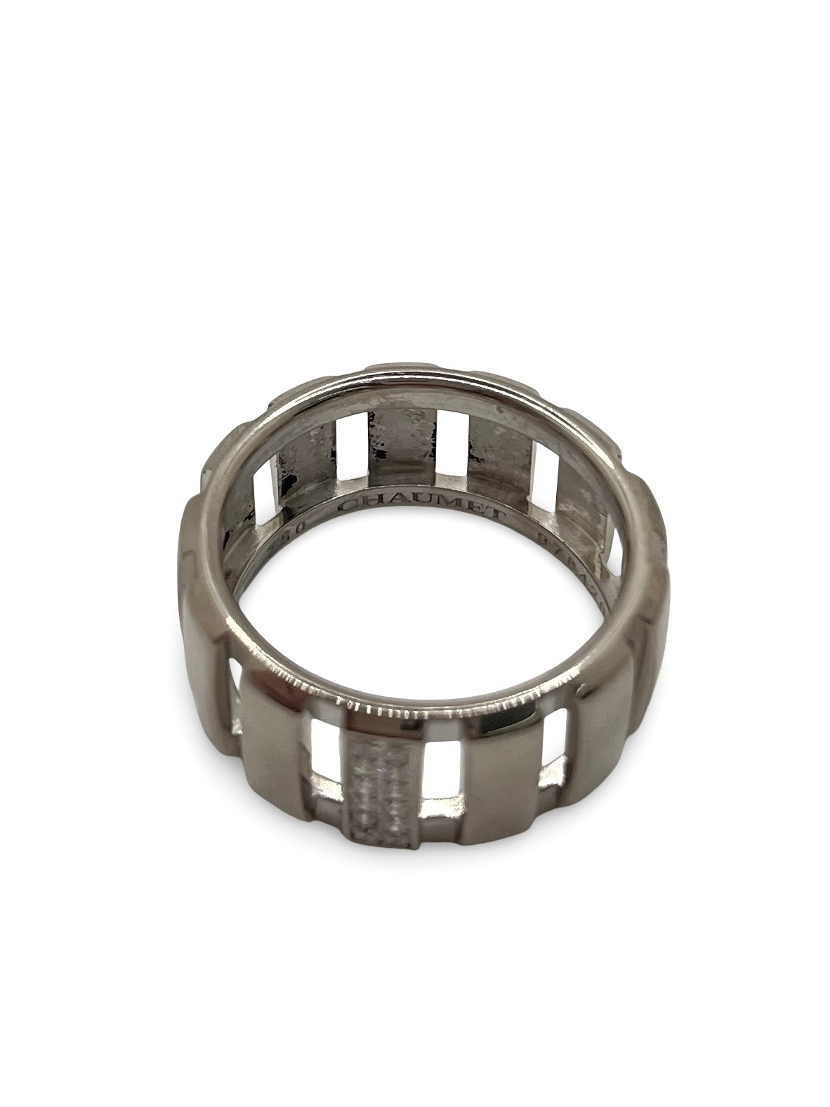 Découvrez la bague Chaumet Class One en or blanc, sublimée par des diamants éclatants. Ce bijou d’exception allie élégance contemporaine et savoir-faire joaillier. Parfaite pour une occasion spéciale ou pour sublimer votre quotidien, elle incarne le raffinement intemporel de la Maison Chaumet.