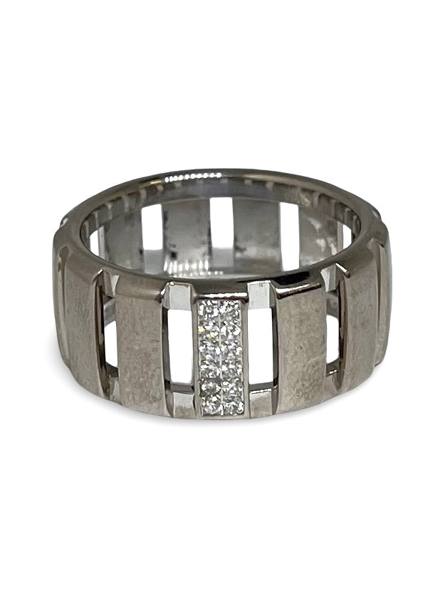 Découvrez la bague Chaumet Class One en or blanc, sublimée par des diamants éclatants. Ce bijou d’exception allie élégance contemporaine et savoir-faire joaillier. Parfaite pour une occasion spéciale ou pour sublimer votre quotidien, elle incarne le raffinement intemporel de la Maison Chaumet.