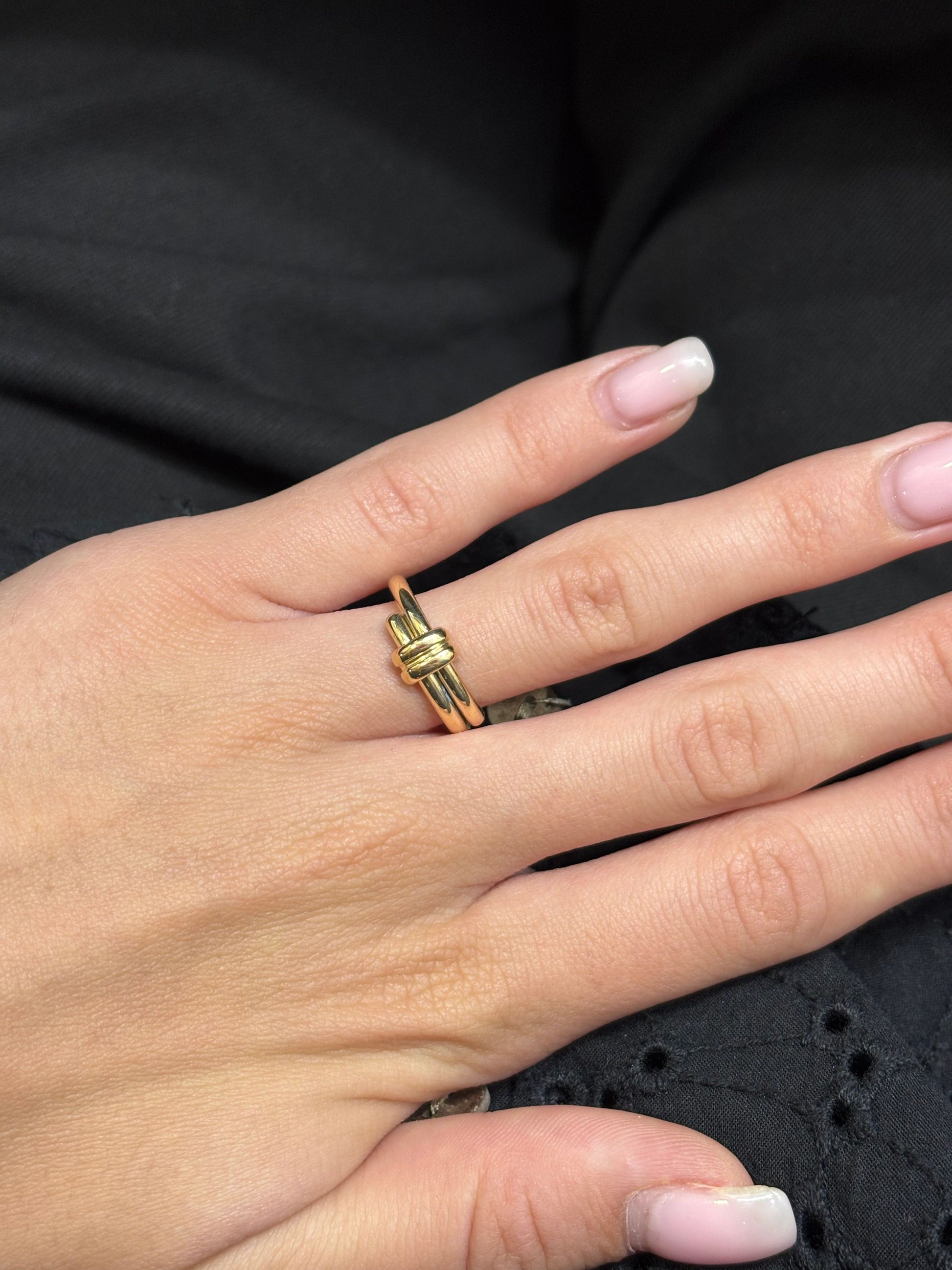 Élégante et intemporelle, la bague signée Chaumet en or jaune reflète tout le savoir-faire d’une grande Maison de joaillerie. Conçue avec soin et raffinement, elle incarne le luxe à la française. Ce bijou précieux, symbole d’élégance et de distinction, s’adresse aux amateurs de créations joaillières authentiques et exclusives.