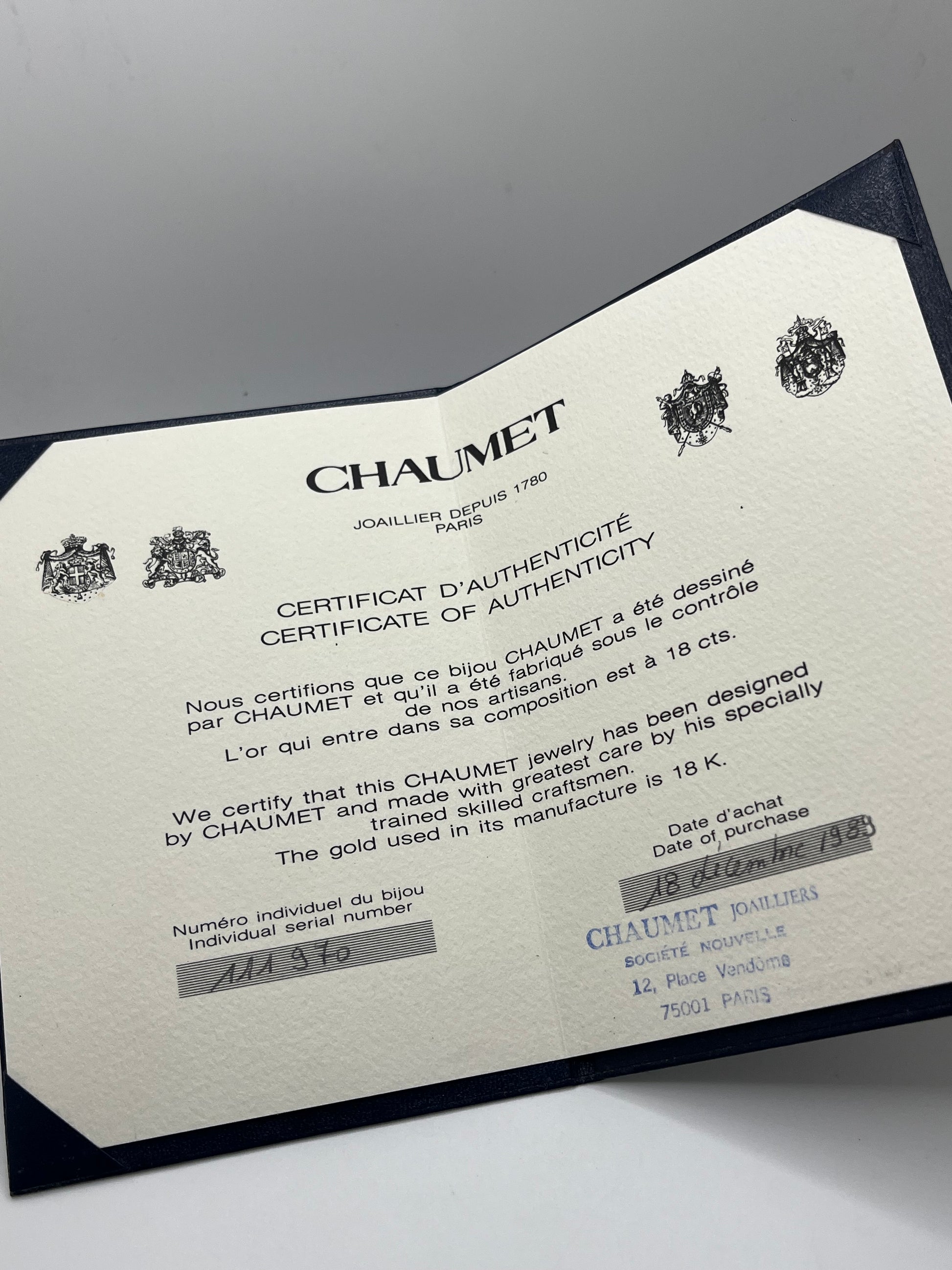 Élégante bague jonc Chaumet en or jaune 18K, symbole de raffinement et de savoir-faire joaillier. Ce bijou intemporel séduit par ses courbes épurées et son éclat chaleureux. Idéal pour sublimer une tenue ou marquer une occasion spéciale. Une pièce de collection signée Chaumet, en or 750/1000, alliant luxe et sobriété.

