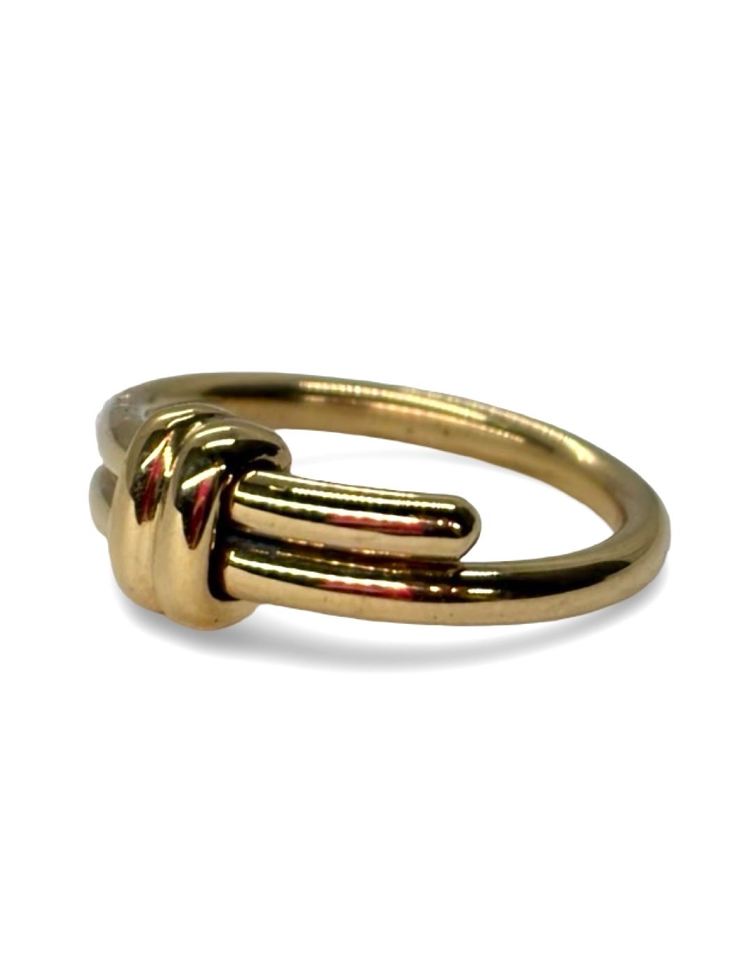 Élégante et intemporelle, la bague signée Chaumet en or jaune reflète tout le savoir-faire d’une grande Maison de joaillerie. Conçue avec soin et raffinement, elle incarne le luxe à la française. Ce bijou précieux, symbole d’élégance et de distinction, s’adresse aux amateurs de créations joaillières authentiques et exclusives.