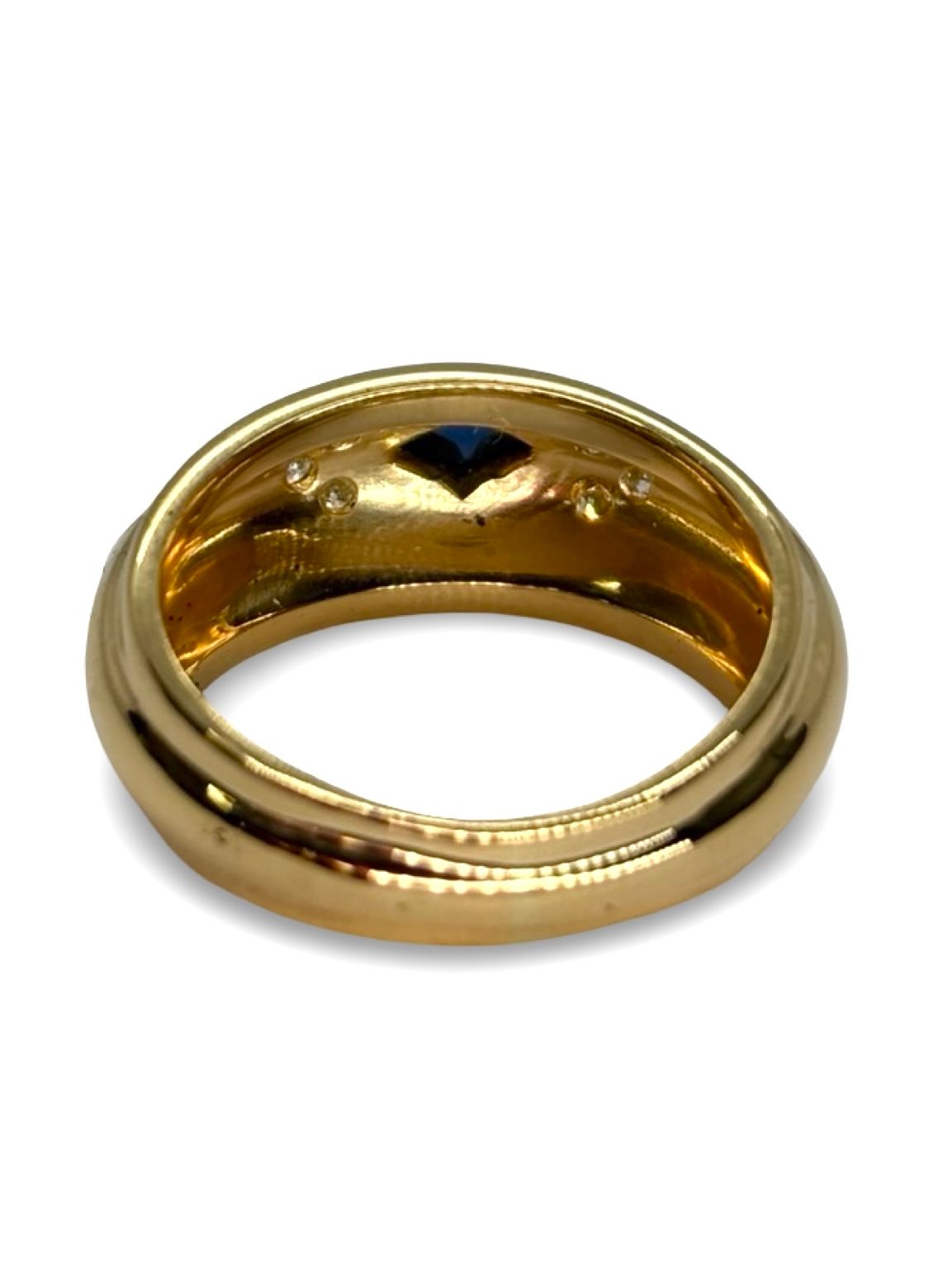 Raffinée et intemporelle, la bague Chaumet en or jaune met à l’honneur un superbe saphir cabochon, sublimé par l’éclat délicat de diamants 0,09 ct. Symbole d’élégance et de savoir-faire joaillier, ce bijou d’exception allie la profondeur du saphir à la brillance des diamants, pour une création luxueuse et unique.
