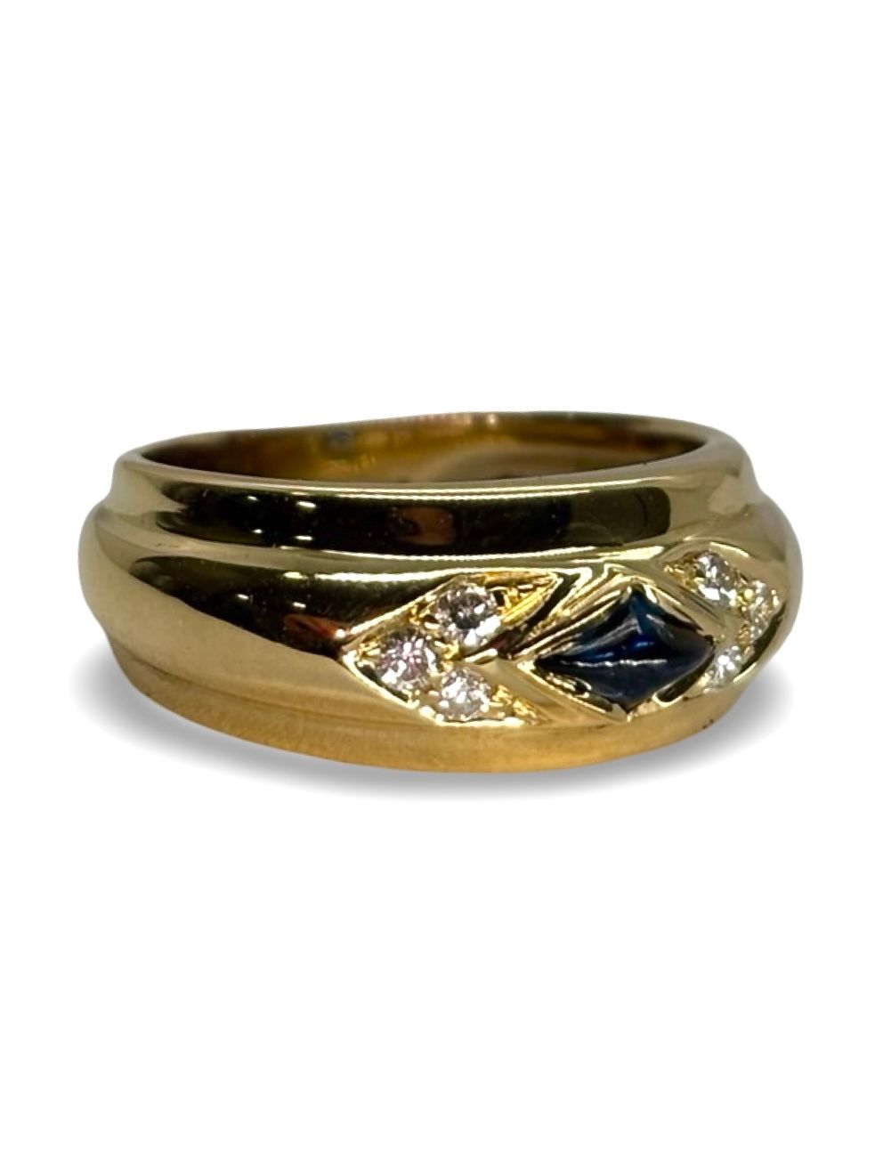 Raffinée et intemporelle, la bague Chaumet en or jaune met à l’honneur un superbe saphir cabochon, sublimé par l’éclat délicat de diamants 0,09 ct. Symbole d’élégance et de savoir-faire joaillier, ce bijou d’exception allie la profondeur du saphir à la brillance des diamants, pour une création luxueuse et unique.