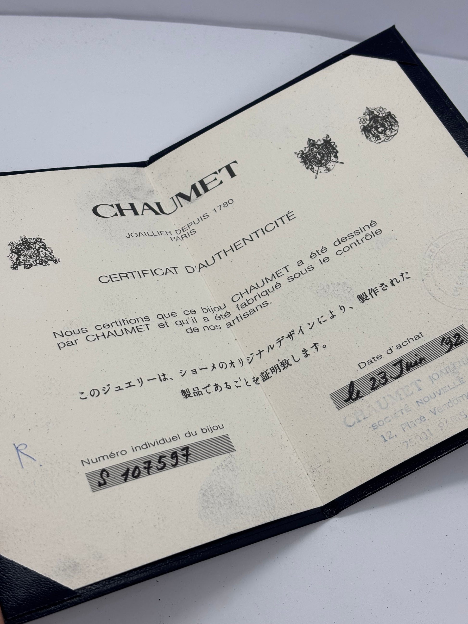 Raffinée et intemporelle, la bague Chaumet en or jaune met à l’honneur un superbe saphir cabochon, sublimé par l’éclat délicat de diamants 0,09 ct. Symbole d’élégance et de savoir-faire joaillier, ce bijou d’exception allie la profondeur du saphir à la brillance des diamants, pour une création luxueuse et unique.