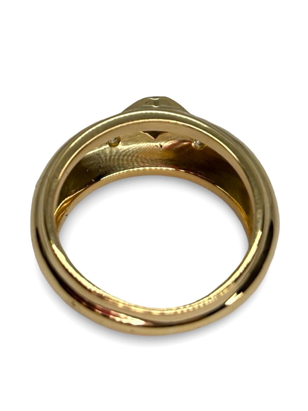 Raffinée et intemporelle, la bague Chaumet en or jaune met à l’honneur un superbe saphir cabochon, sublimé par l’éclat délicat de diamants 0,09 ct. Symbole d’élégance et de savoir-faire joaillier, ce bijou d’exception allie la profondeur du saphir à la brillance des diamants, pour une création luxueuse et unique.