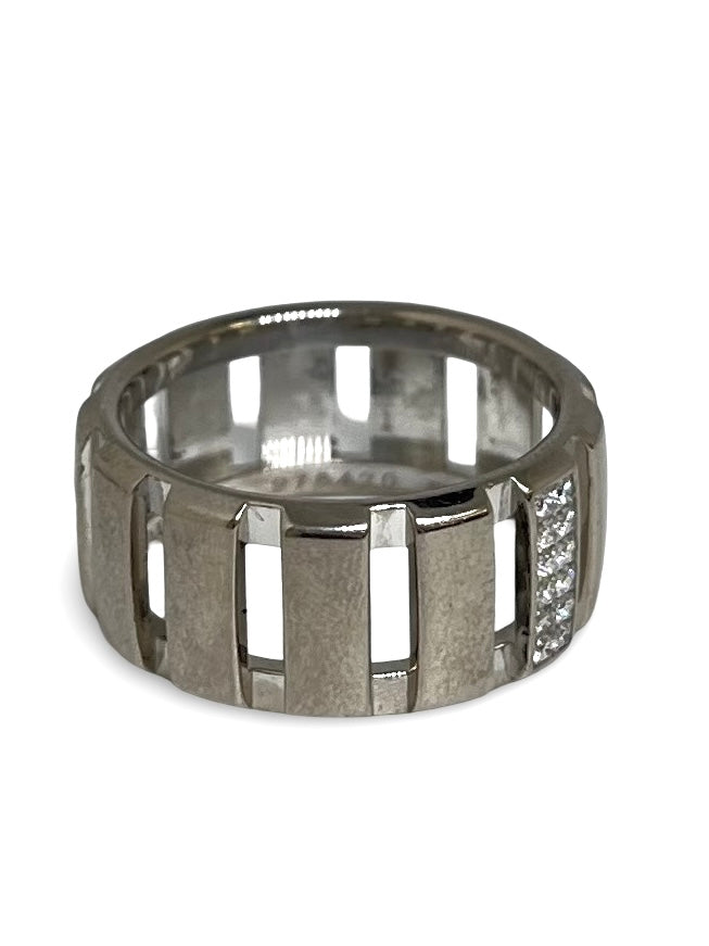 Découvrez la bague Chaumet Class One en or blanc, sublimée par des diamants éclatants. Ce bijou d’exception allie élégance contemporaine et savoir-faire joaillier. Parfaite pour une occasion spéciale ou pour sublimer votre quotidien, elle incarne le raffinement intemporel de la Maison Chaumet.