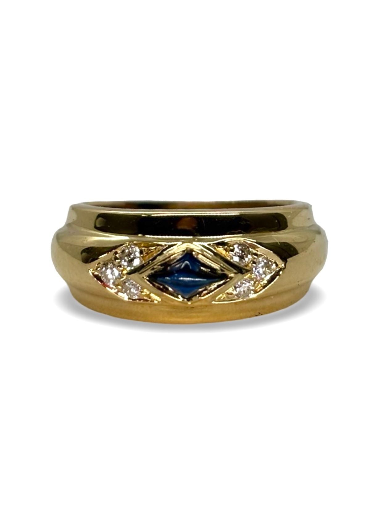 Raffinée et intemporelle, la bague Chaumet en or jaune met à l’honneur un superbe saphir cabochon, sublimé par l’éclat délicat de diamants 0,09 ct. Symbole d’élégance et de savoir-faire joaillier, ce bijou d’exception allie la profondeur du saphir à la brillance des diamants, pour une création luxueuse et unique.