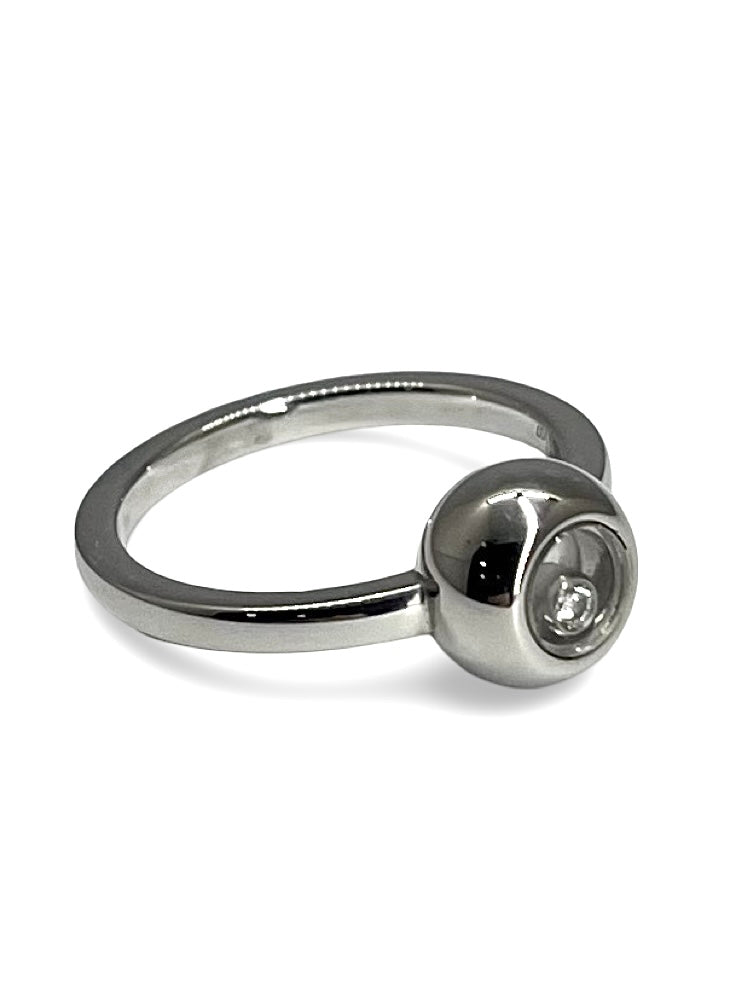 Découvrez la magnifique bague Chopard Happy Diamonds, une pièce d’exception sertie d’un diamant naturel taille brillant. Ce bijou raffiné est livré avec sa boîte d’origine, sa surboîte et son certificat Chopard, garantissant son authenticité et son élégance intemporelle. Symbole de luxe et de sophistication, cette bague illumine chaque instant avec éclat.