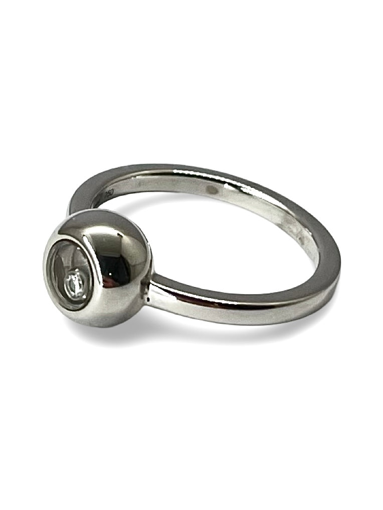 Découvrez la magnifique bague Chopard Happy Diamonds, une pièce d’exception sertie d’un diamant naturel taille brillant. Ce bijou raffiné est livré avec sa boîte d’origine, sa surboîte et son certificat Chopard, garantissant son authenticité et son élégance intemporelle. Symbole de luxe et de sophistication, cette bague illumine chaque instant avec éclat.