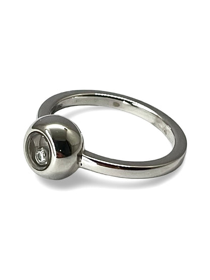 Découvrez la magnifique bague Chopard Happy Diamonds, une pièce d’exception sertie d’un diamant naturel taille brillant. Ce bijou raffiné est livré avec sa boîte d’origine, sa surboîte et son certificat Chopard, garantissant son authenticité et son élégance intemporelle. Symbole de luxe et de sophistication, cette bague illumine chaque instant avec éclat.