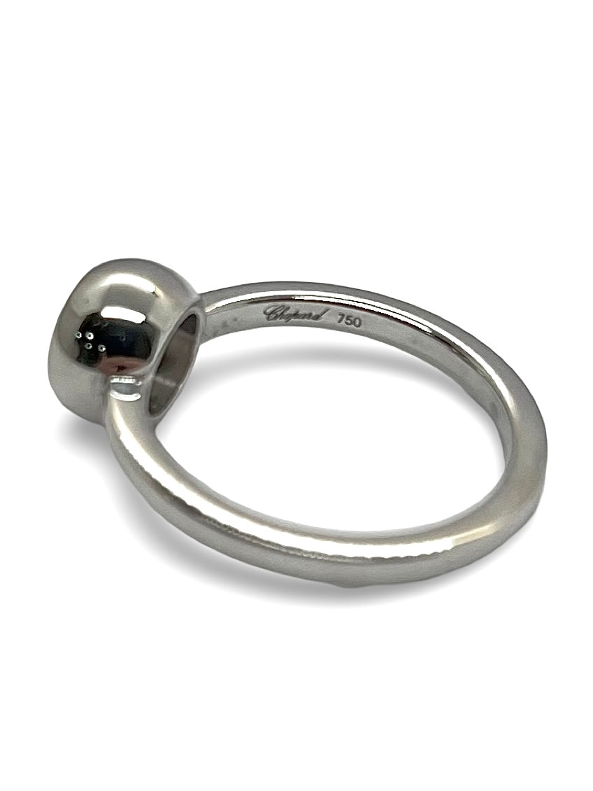 Découvrez la magnifique bague Chopard Happy Diamonds, une pièce d’exception sertie d’un diamant naturel taille brillant. Ce bijou raffiné est livré avec sa boîte d’origine, sa surboîte et son certificat Chopard, garantissant son authenticité et son élégance intemporelle. Symbole de luxe et de sophistication, cette bague illumine chaque instant avec éclat.