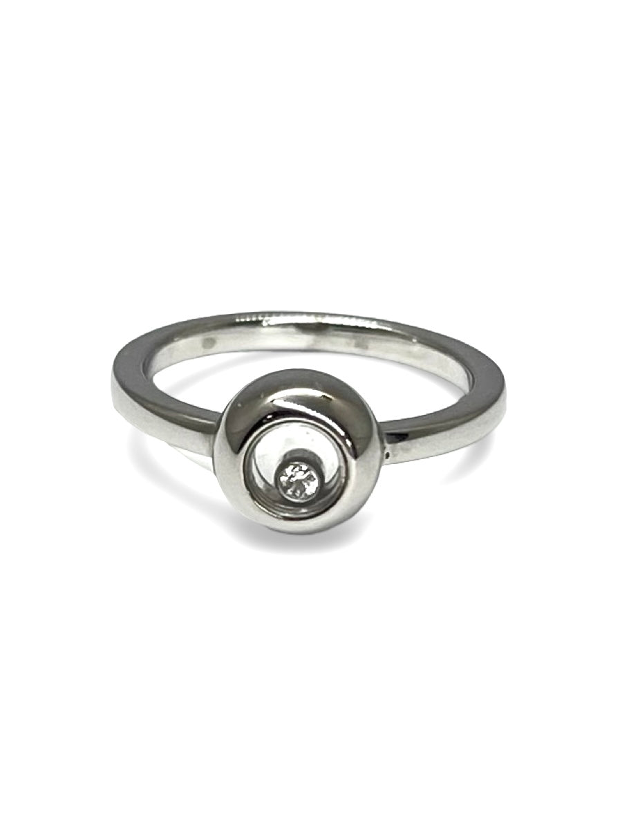 Découvrez la magnifique bague Chopard Happy Diamonds, une pièce d’exception sertie d’un diamant naturel taille brillant. Ce bijou raffiné est livré avec sa boîte d’origine, sa surboîte et son certificat Chopard, garantissant son authenticité et son élégance intemporelle. Symbole de luxe et de sophistication, cette bague illumine chaque instant avec éclat.