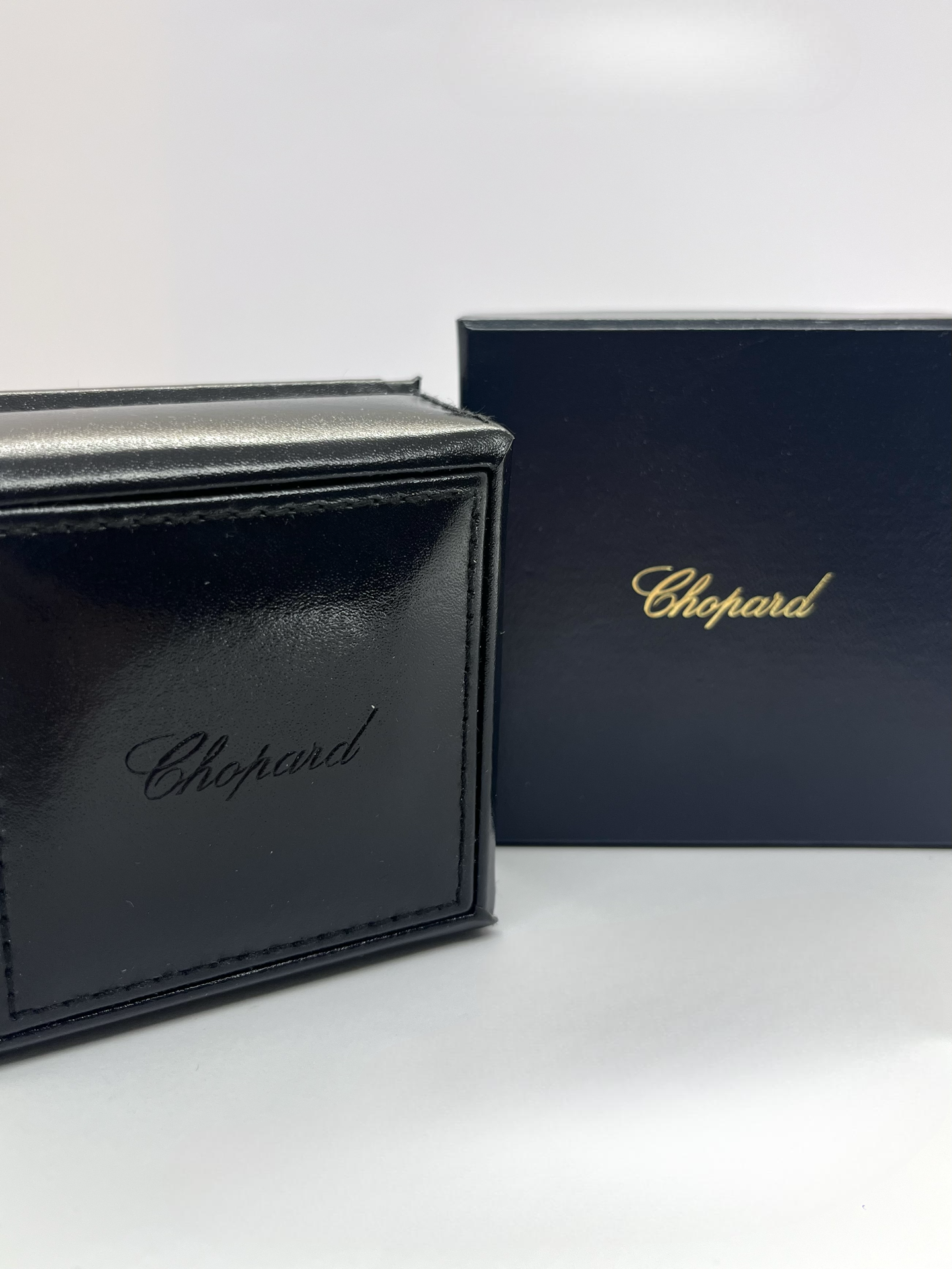 Découvrez la magnifique bague Chopard Happy Diamonds, une pièce d’exception sertie d’un diamant naturel taille brillant. Ce bijou raffiné est livré avec sa boîte d’origine, sa surboîte et son certificat Chopard, garantissant son authenticité et son élégance intemporelle. Symbole de luxe et de sophistication, cette bague illumine chaque instant avec éclat.