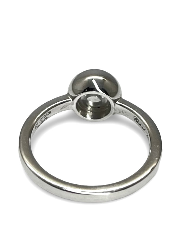 Découvrez la magnifique bague Chopard Happy Diamonds, une pièce d’exception sertie d’un diamant naturel taille brillant. Ce bijou raffiné est livré avec sa boîte d’origine, sa surboîte et son certificat Chopard, garantissant son authenticité et son élégance intemporelle. Symbole de luxe et de sophistication, cette bague illumine chaque instant avec éclat.