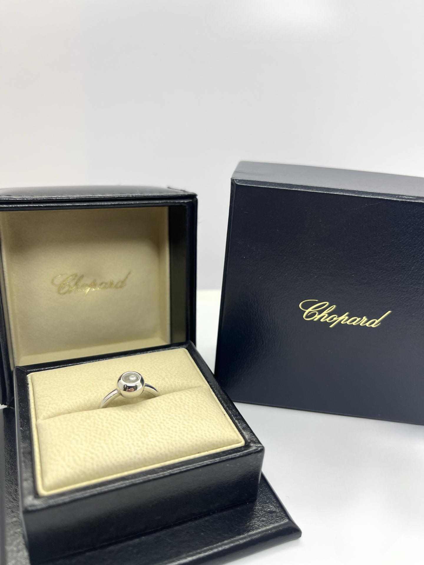 Découvrez la magnifique bague Chopard Happy Diamonds, une pièce d’exception sertie d’un diamant naturel taille brillant. Ce bijou raffiné est livré avec sa boîte d’origine, sa surboîte et son certificat Chopard, garantissant son authenticité et son élégance intemporelle. Symbole de luxe et de sophistication, cette bague illumine chaque instant avec éclat.