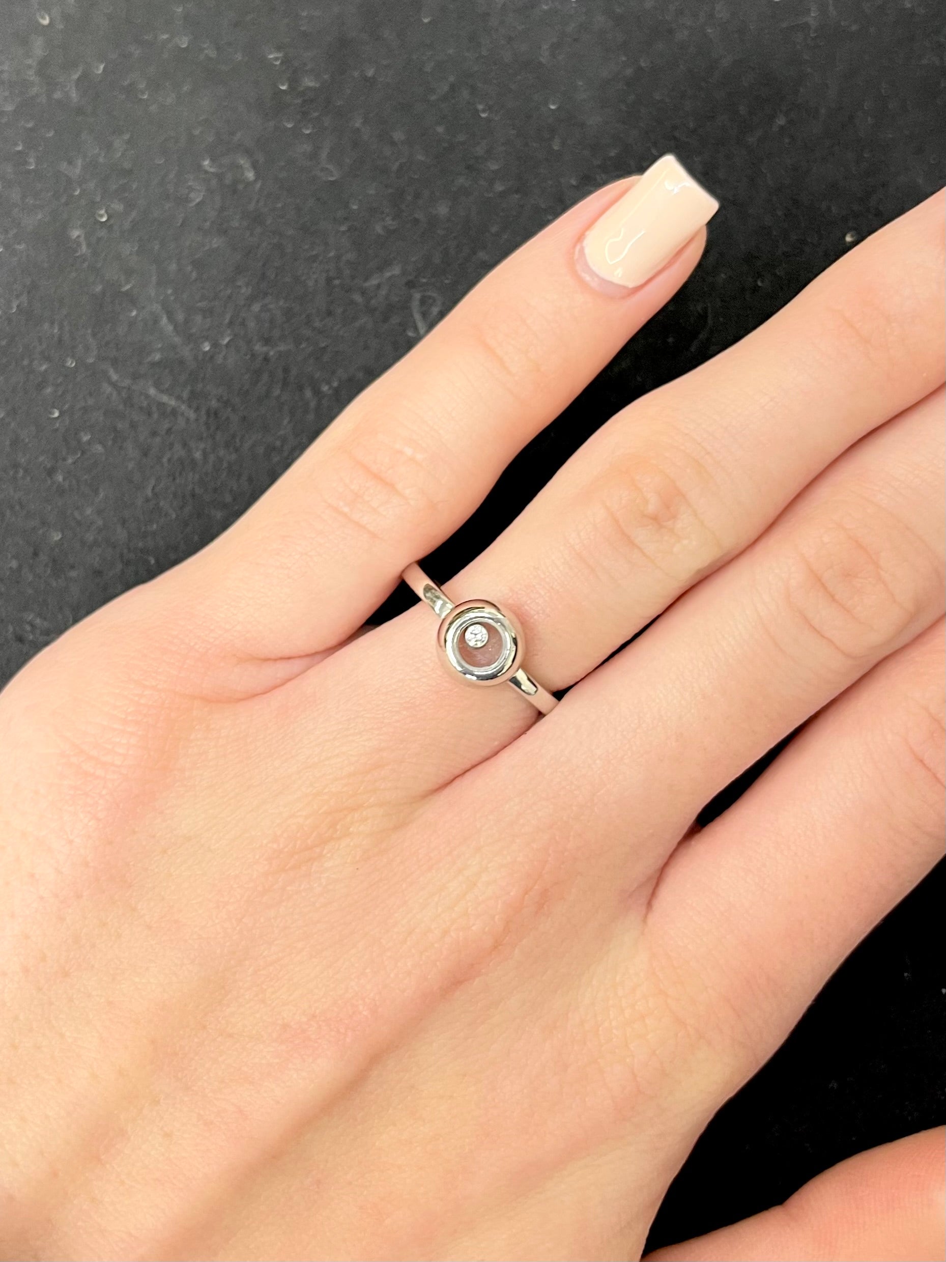 Découvrez la magnifique bague Chopard Happy Diamonds, une pièce d’exception sertie d’un diamant naturel taille brillant. Ce bijou raffiné est livré avec sa boîte d’origine, sa surboîte et son certificat Chopard, garantissant son authenticité et son élégance intemporelle. Symbole de luxe et de sophistication, cette bague illumine chaque instant avec éclat.