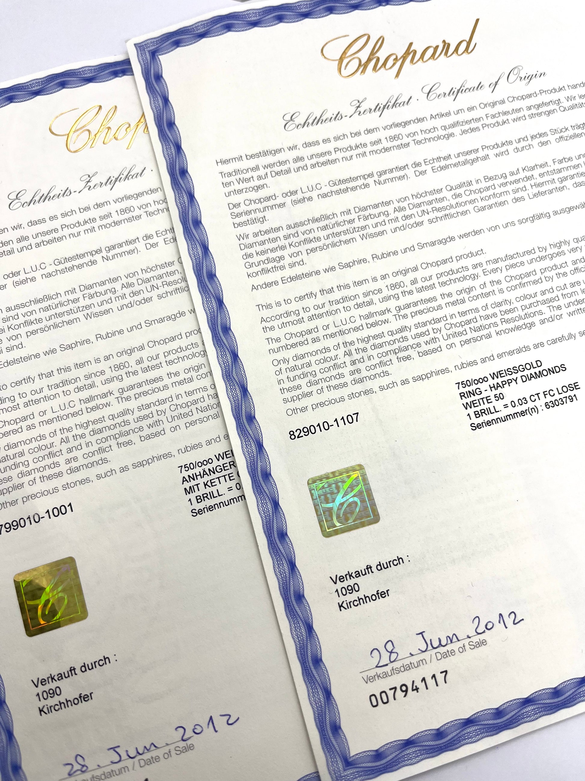 Découvrez la magnifique bague Chopard Happy Diamonds, une pièce d’exception sertie d’un diamant naturel taille brillant. Ce bijou raffiné est livré avec sa boîte d’origine, sa surboîte et son certificat Chopard, garantissant son authenticité et son élégance intemporelle. Symbole de luxe et de sophistication, cette bague illumine chaque instant avec éclat.