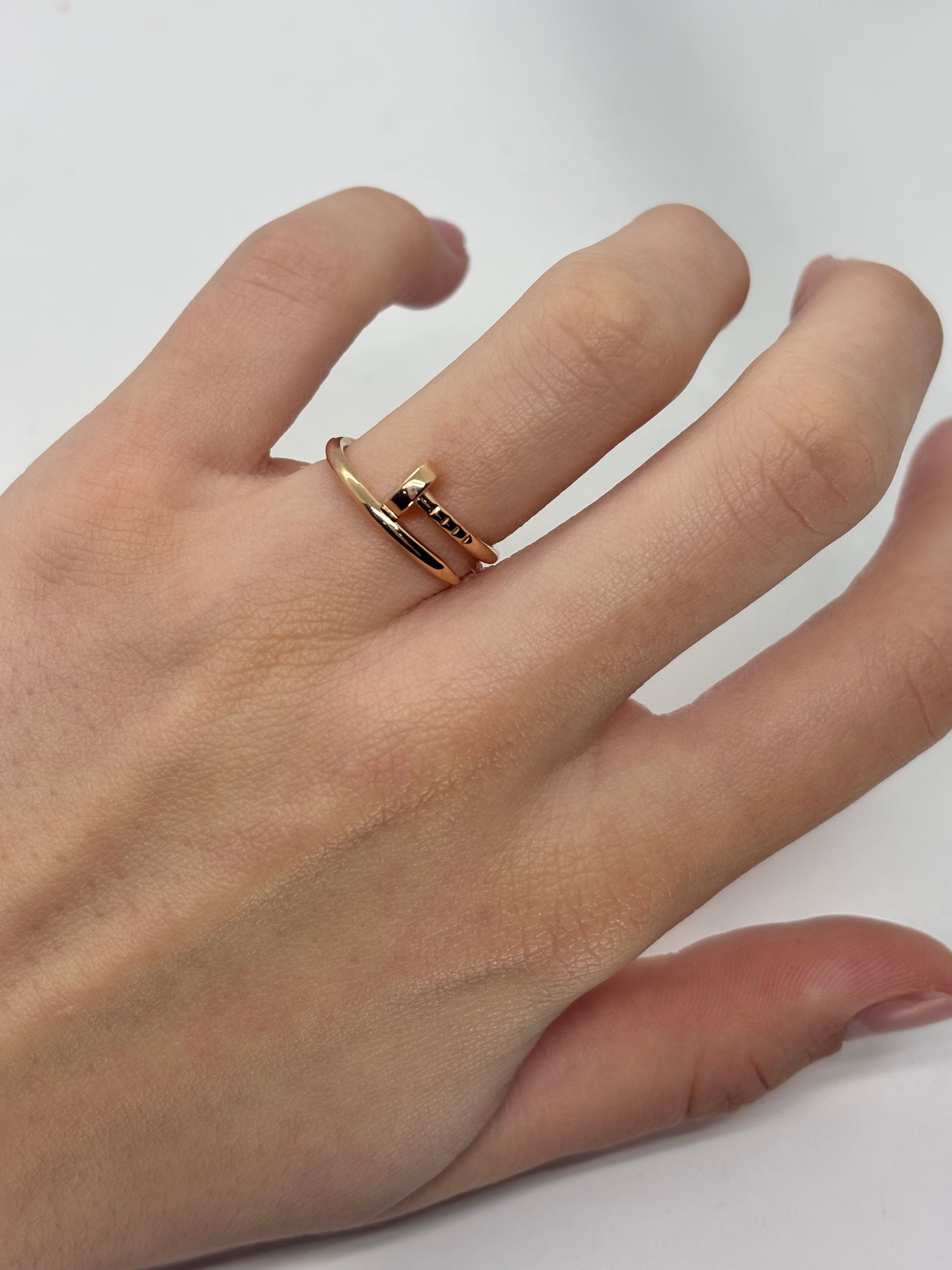 Bague Clou de Cartier en or rose 18 carats au design iconique et moderne. Ce bijou raffiné séduit par sa forme audacieuse et sa finition élégante, apportant une touche précieuse et contemporaine à la main. Idéale pour un style chic et sophistiqué, elle incarne le luxe discret et l’élégance intemporelle des créations Cartier.