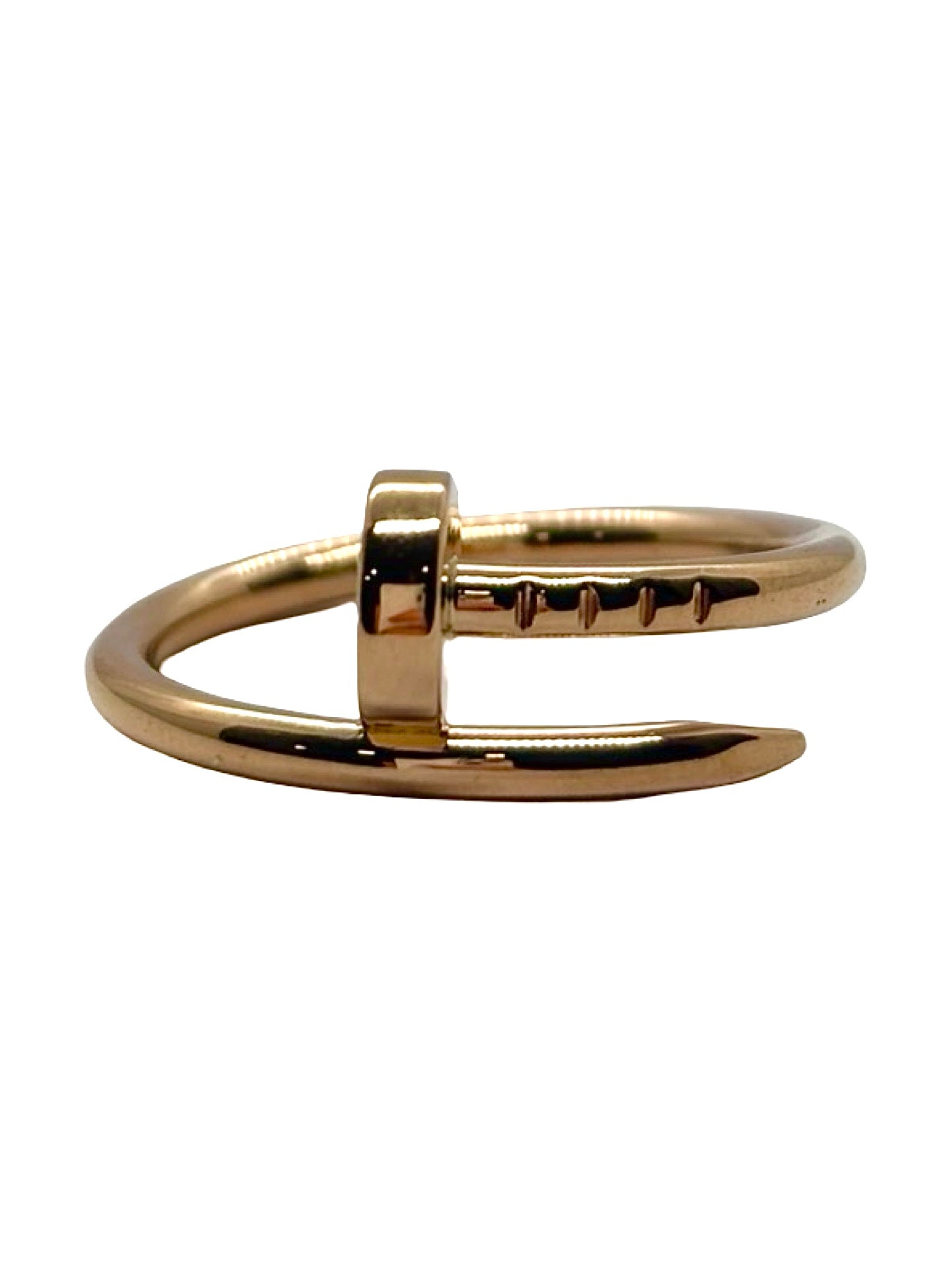 Bague Clou de Cartier en or rose 18 carats au design iconique et moderne. Ce bijou raffiné séduit par sa forme audacieuse et sa finition élégante, apportant une touche précieuse et contemporaine à la main. Idéale pour un style chic et sophistiqué, elle incarne le luxe discret et l’élégance intemporelle des créations Cartier.
