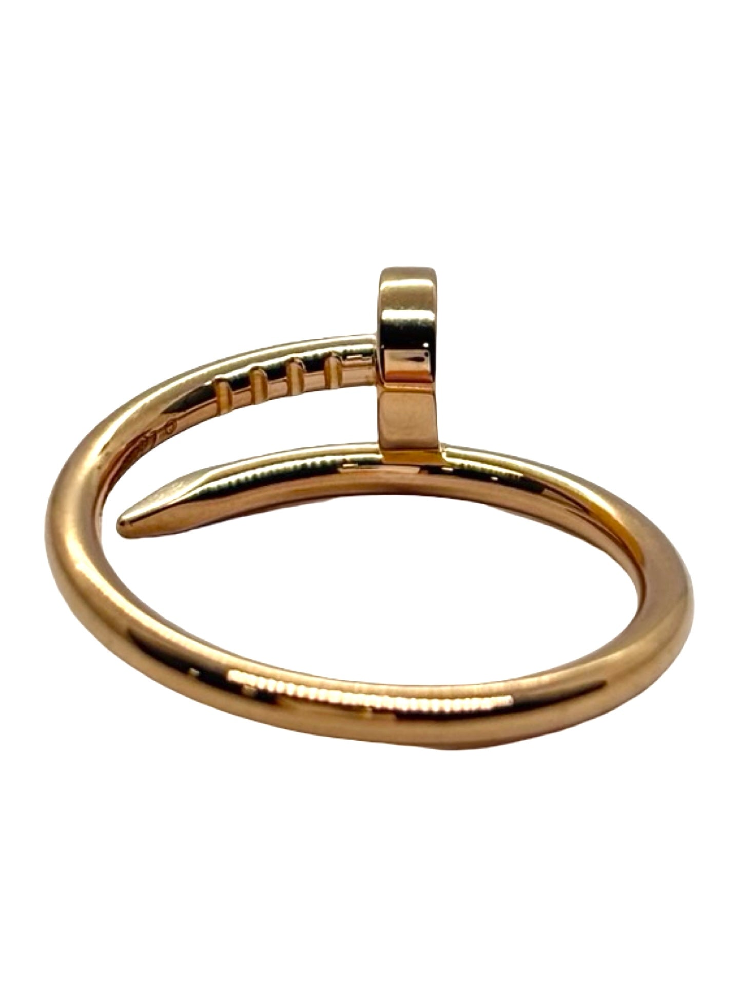 Bague Clou de Cartier en or rose 18 carats au design iconique et moderne. Ce bijou raffiné séduit par sa forme audacieuse et sa finition élégante, apportant une touche précieuse et contemporaine à la main. Idéale pour un style chic et sophistiqué, elle incarne le luxe discret et l’élégance intemporelle des créations Cartier.