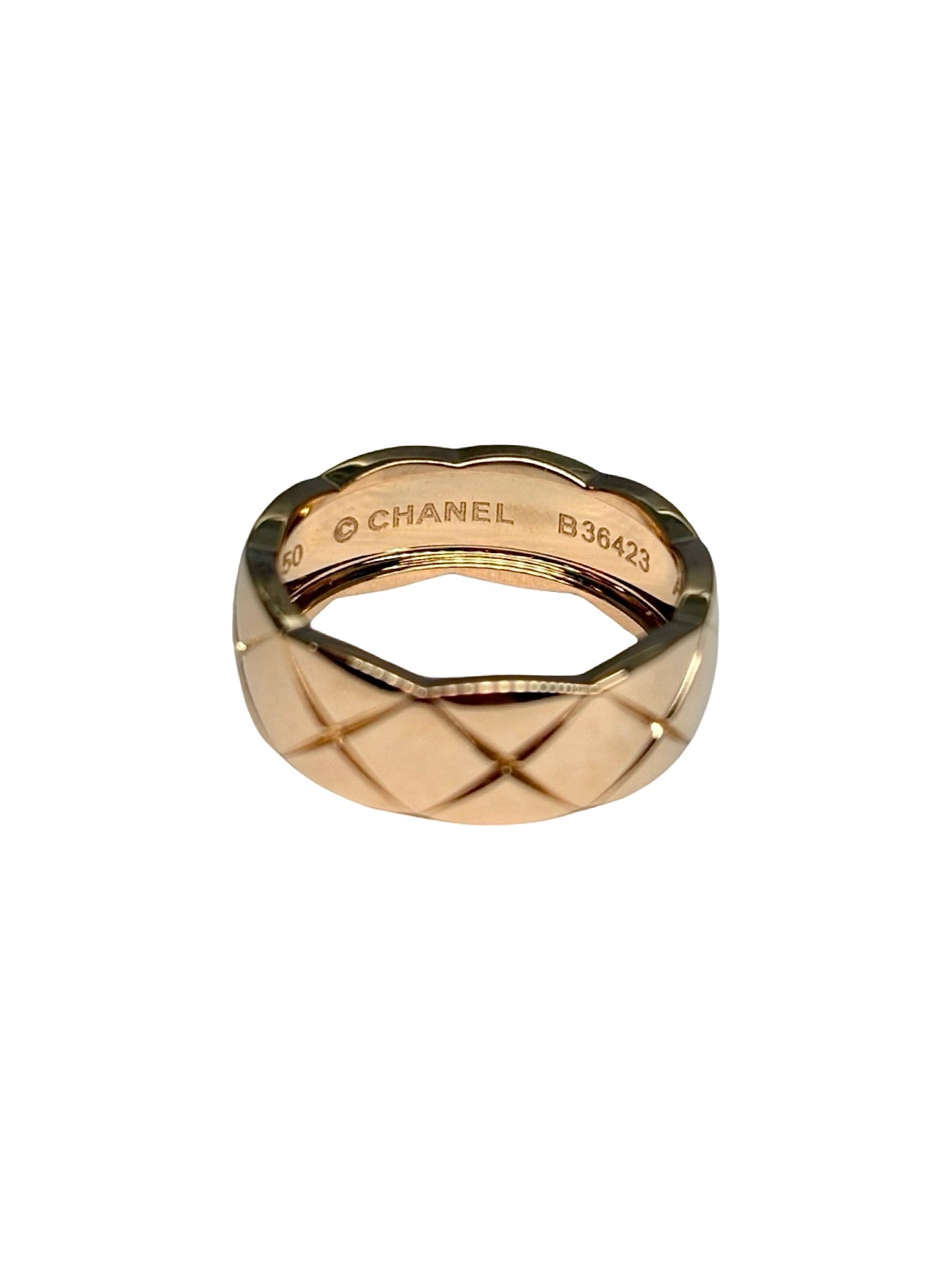 Bague Chanel Coco Crush petit modèle en or rose 18K (750‰), emblématique de la Maison Chanel. Son motif matelassé iconique apporte une touche contemporaine et raffinée à cette création joaillière. Conçue en or rose 18 carats, cette bague allie élégance, modernité et savoir-faire d'exception. Idéale à porter seule ou en accumulation, elle sublime chaque style avec discrétion et caractère. Un bijou de luxe intemporel, signature de l'univers Coco Crush.
