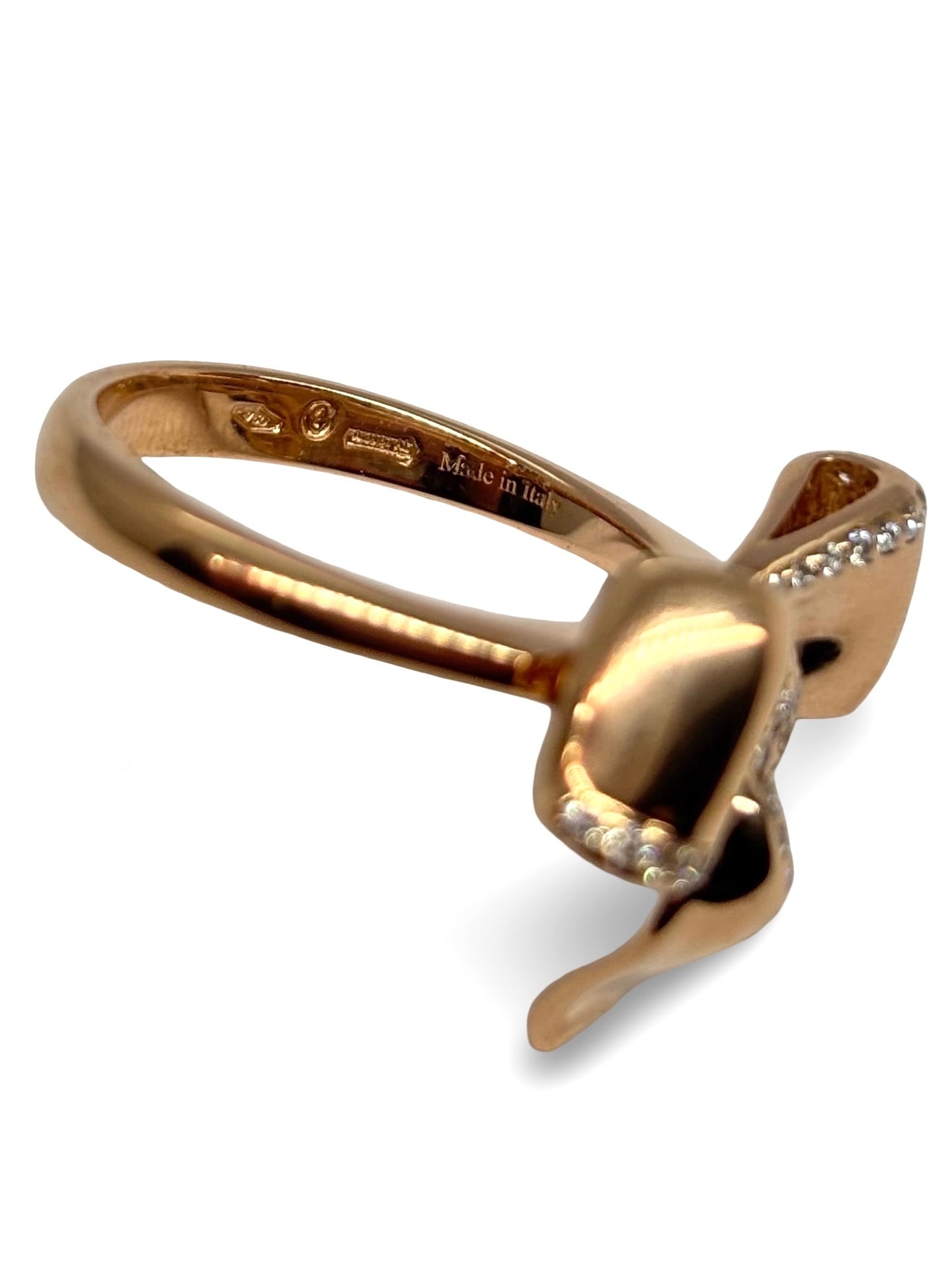 Élégante bague signée Damiani, réalisée en or rose 18 carats et sublimée par 0,35 carat de diamants étincelants. Ce bijou raffiné incarne le savoir-faire italien de la maison Damiani, alliant design contemporain et tradition joaillière. Parfaite pour une occasion spéciale ou pour sublimer le quotidien, cette bague en or rose séduit par son éclat délicat et sa touche de féminité intemporelle.