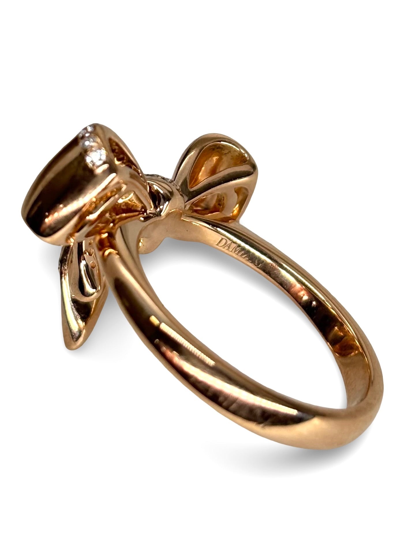 Élégante bague signée Damiani, réalisée en or rose 18 carats et sublimée par 0,35 carat de diamants étincelants. Ce bijou raffiné incarne le savoir-faire italien de la maison Damiani, alliant design contemporain et tradition joaillière. Parfaite pour une occasion spéciale ou pour sublimer le quotidien, cette bague en or rose séduit par son éclat délicat et sa touche de féminité intemporelle.