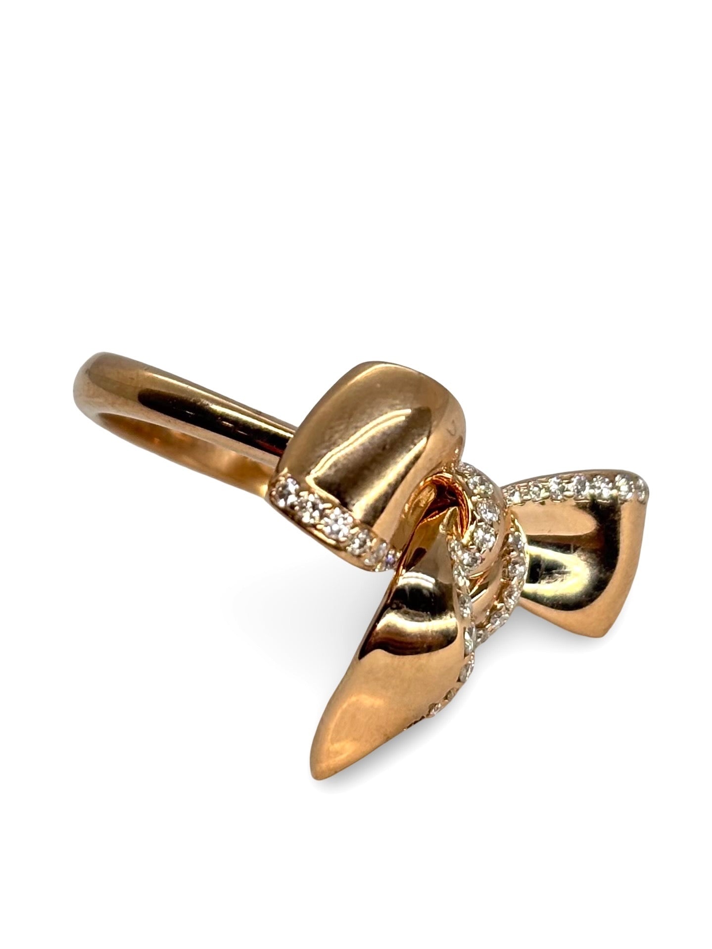 Élégante bague signée Damiani, réalisée en or rose 18 carats et sublimée par 0,35 carat de diamants étincelants. Ce bijou raffiné incarne le savoir-faire italien de la maison Damiani, alliant design contemporain et tradition joaillière. Parfaite pour une occasion spéciale ou pour sublimer le quotidien, cette bague en or rose séduit par son éclat délicat et sa touche de féminité intemporelle.