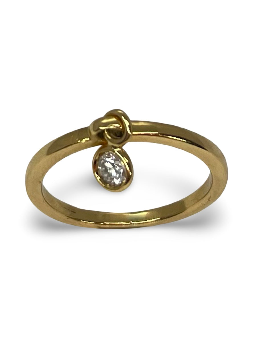Bague Dior Coquines en or jaune, délicatement ornée d’un diamant scintillant. Un bijou raffiné signé Dior, alliant élégance contemporaine et charme intemporel. Cette création précieuse incarne la féminité et le savoir-faire joaillier de la maison, idéale pour offrir ou se faire plaisir avec style.