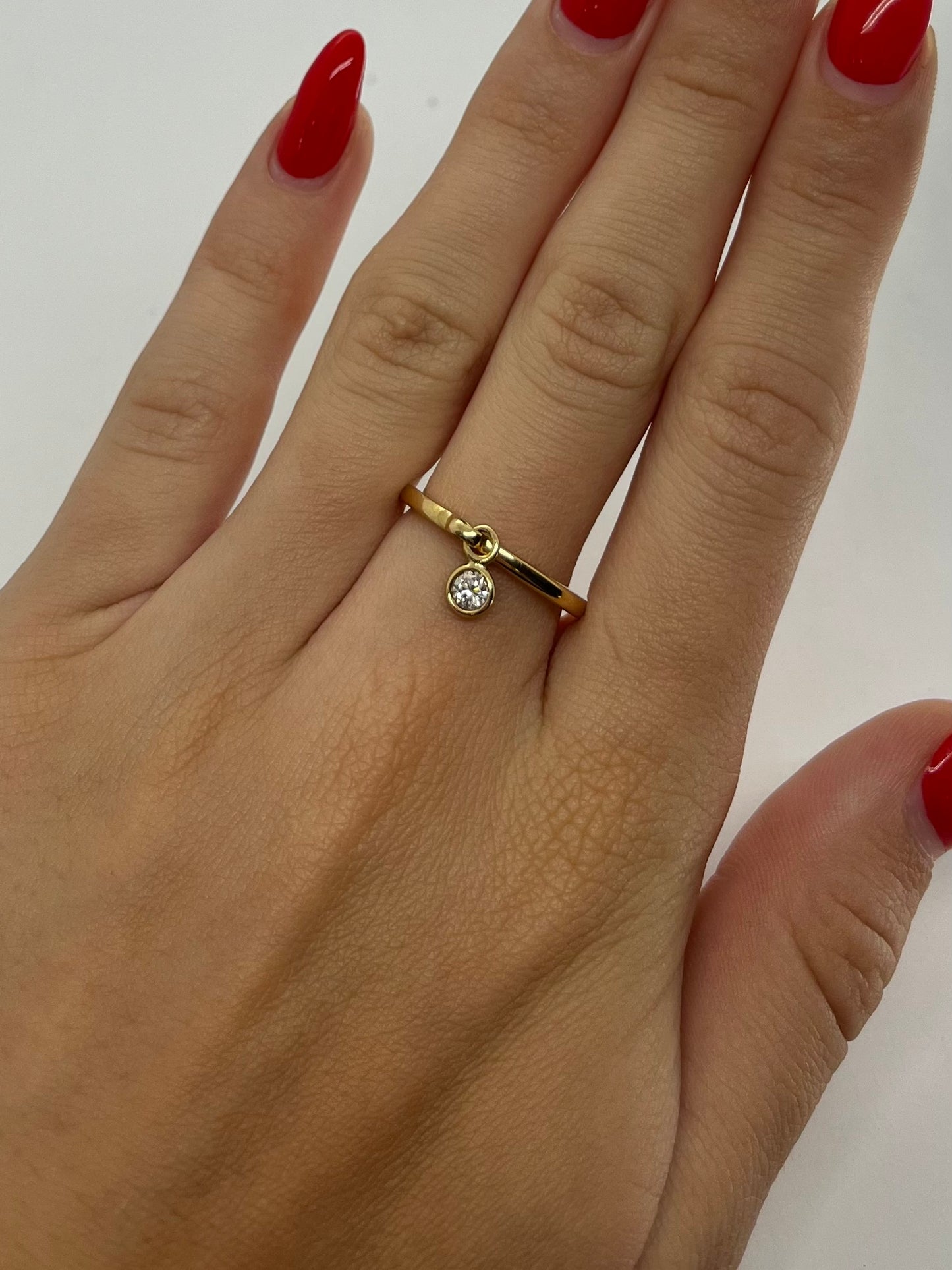 Bague Dior Coquines en or jaune, délicatement ornée d’un diamant scintillant. Un bijou raffiné signé Dior, alliant élégance contemporaine et charme intemporel. Cette création précieuse incarne la féminité et le savoir-faire joaillier de la maison, idéale pour offrir ou se faire plaisir avec style.