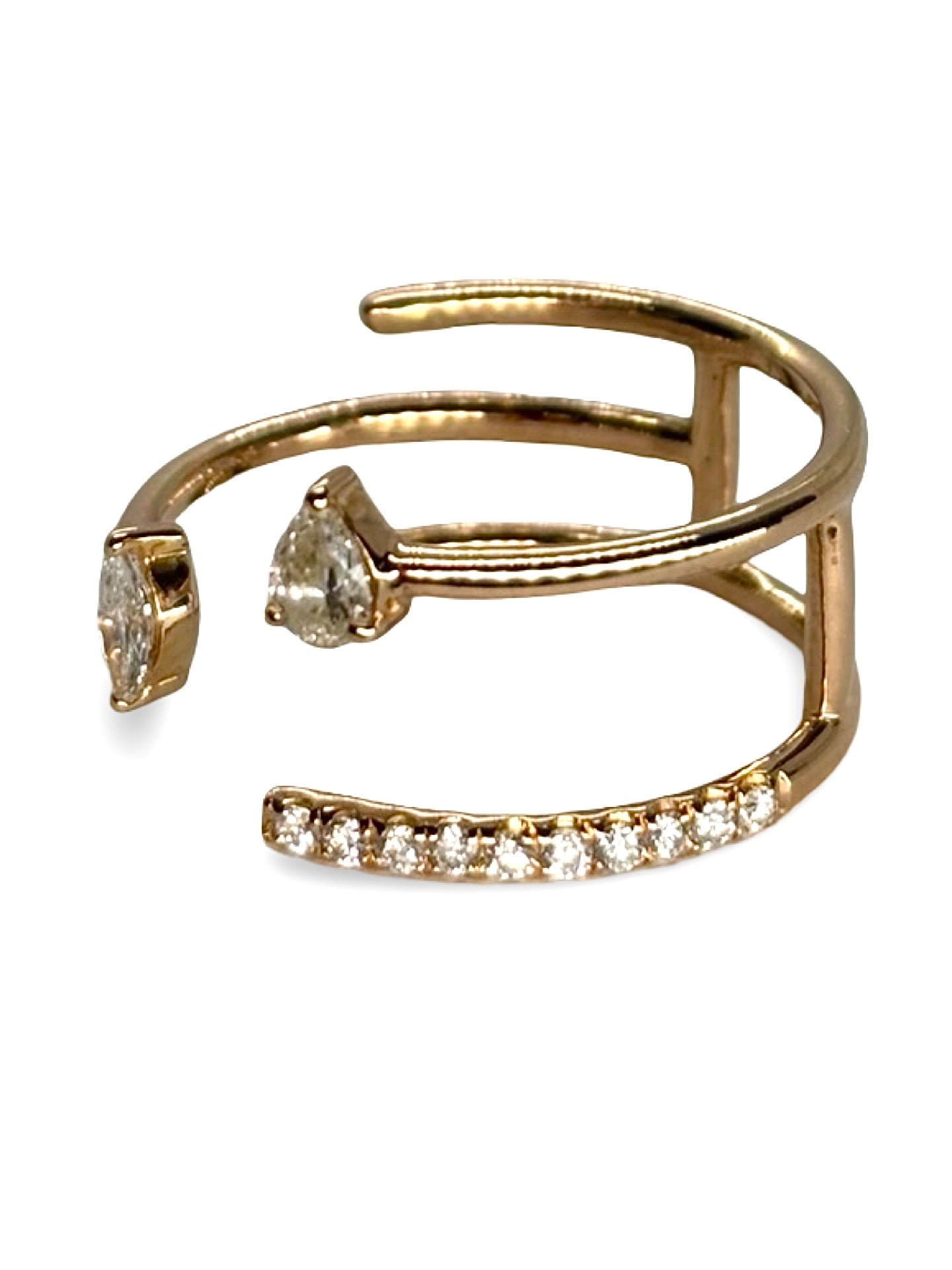 Bague marquise signée Djula en or rose, sertie de diamants étincelants totalisant 0,30 carat. Ce bijou raffiné allie élégance contemporaine et savoir-faire joaillier, sublimant la main d’une brillance subtile. Une création lumineuse qui incarne le style audacieux et féminin propre à la maison Djula.