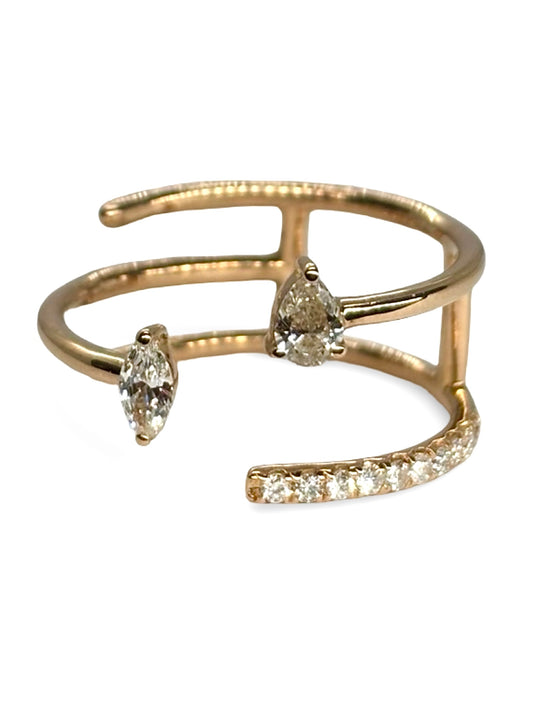 Bague marquise signée Djula en or rose, sertie de diamants étincelants totalisant 0,30 carat. Ce bijou raffiné allie élégance contemporaine et savoir-faire joaillier, sublimant la main d’une brillance subtile. Une création lumineuse qui incarne le style audacieux et féminin propre à la maison Djula.