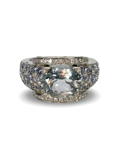 Élégante et raffinée, la bague Éternité Mauboussin en or blanc associe harmonieusement l’aigue-marine, les saphirs et les diamants pour un éclat inégalé. Cette création joaillière sublime le doigt avec ses pierres précieuses aux teintes envoûtantes. Symbole d’amour éternel, elle incarne le savoir-faire d’excellence de la maison Mauboussin. Idéale pour une demande en mariage ou un cadeau précieux, cette bague allie luxe, émotion et intemporalité.