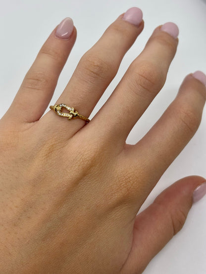 Bague Fred Force 10 en or jaune 18 carats sublimée par un sertissage de diamants éclatants. Inspirée de l’univers nautique emblématique de la collection Force 10, cette bague associe élégance contemporaine et savoir-faire joaillier. Un bijou raffiné et intemporel, apprécié pour son design distinctif et la brillance de ses diamants.