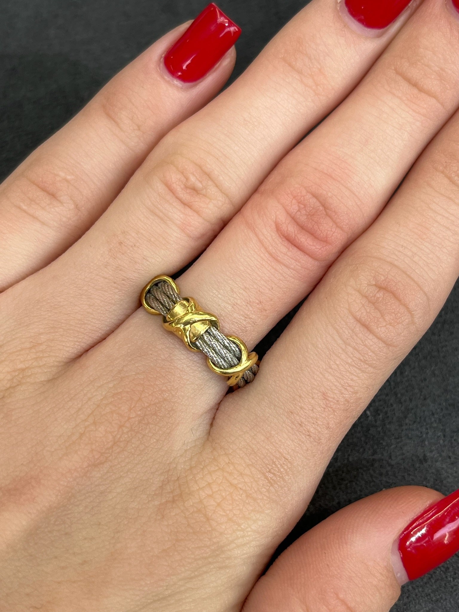 Bague Fred Force 10 vintage des années 90, un bijou iconique au design intemporel. Ce modèle rétro est accompagné de sa boîte d'origine Fred, parfait pour les collectionneurs et amateurs de pièces rares. Une bague élégante et authentique, symbole du savoir-faire joaillier de la maison Fred.