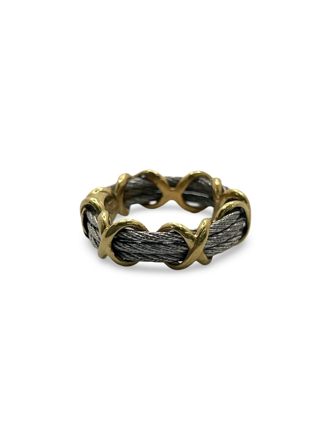 Bague Fred Force 10 vintage des années 90, un bijou iconique au design intemporel. Ce modèle rétro est accompagné de sa boîte d'origine Fred, parfait pour les collectionneurs et amateurs de pièces rares. Une bague élégante et authentique, symbole du savoir-faire joaillier de la maison Fred.