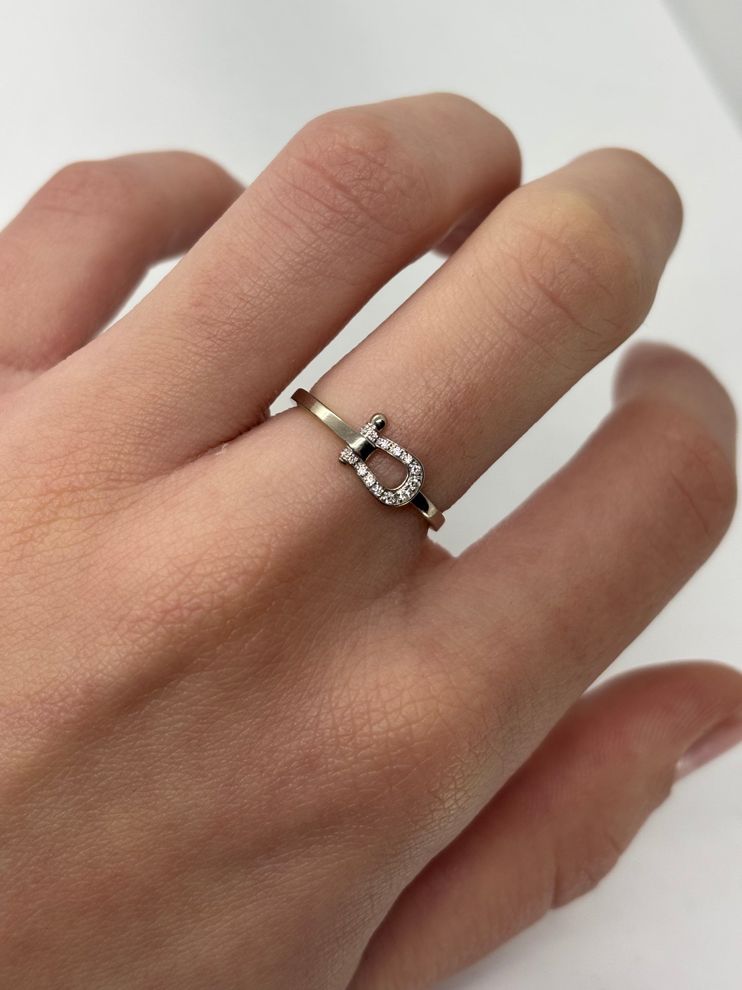 Bague Fred Force 10 en or blanc 18 carats au design iconique et contemporain. Ce bijou raffiné séduit par sa finition soignée et son allure moderne, idéale pour un style élégant au quotidien ou pour compléter une collection de bijoux de créateur. Élégante et intemporelle, elle apporte une touche précieuse et lumineuse à la main.