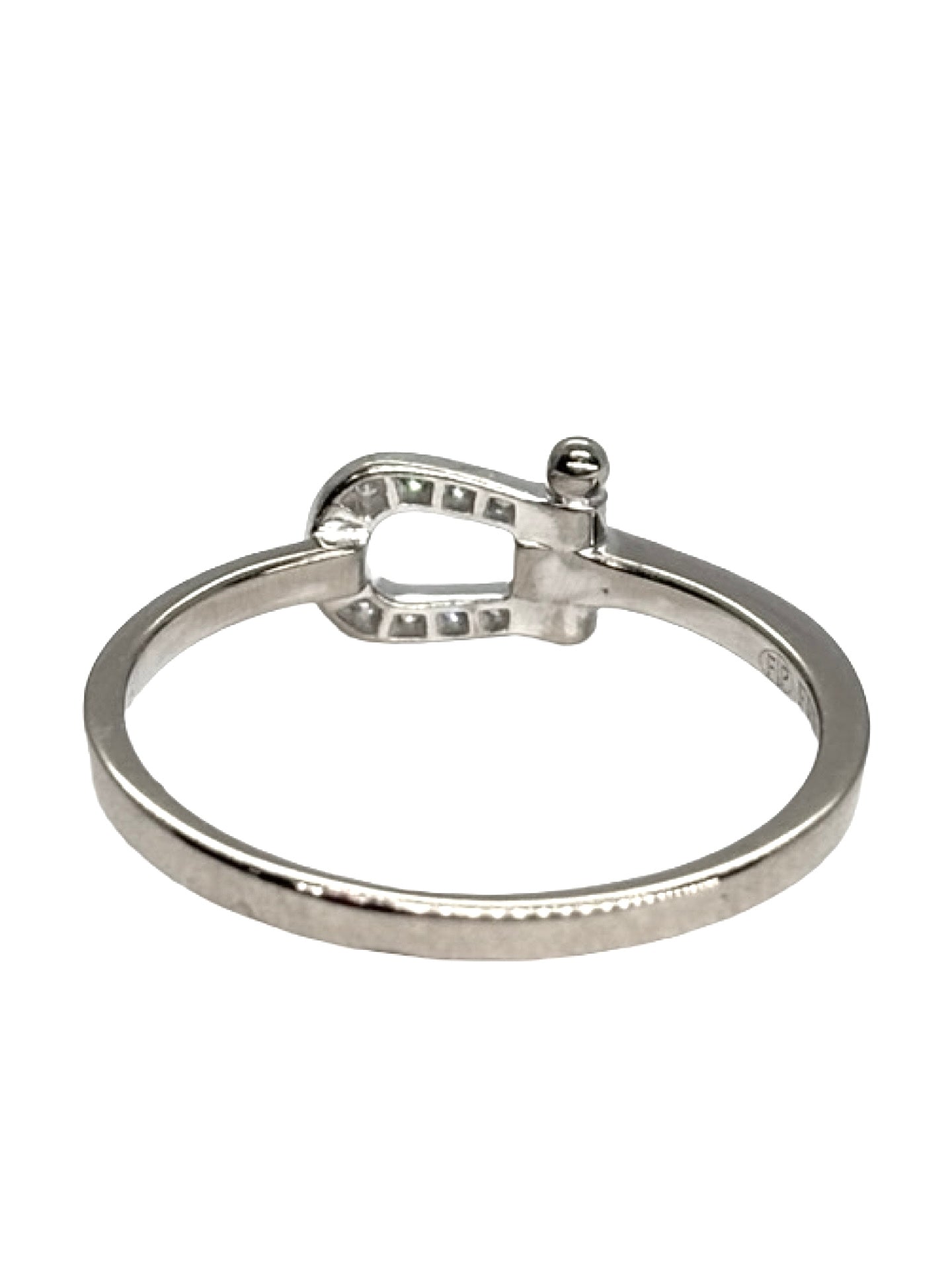 Bague Fred Force 10 en or blanc 18 carats au design iconique et contemporain. Ce bijou raffiné séduit par sa finition soignée et son allure moderne, idéale pour un style élégant au quotidien ou pour compléter une collection de bijoux de créateur. Élégante et intemporelle, elle apporte une touche précieuse et lumineuse à la main.