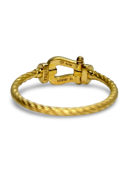 Bague Fred Force 10 en or jaune 18 carats sublimée par un sertissage de diamants éclatants. Inspirée de l’univers nautique emblématique de la collection Force 10, cette bague associe élégance contemporaine et savoir-faire joaillier. Un bijou raffiné et intemporel, apprécié pour son design distinctif et la brillance de ses diamants.