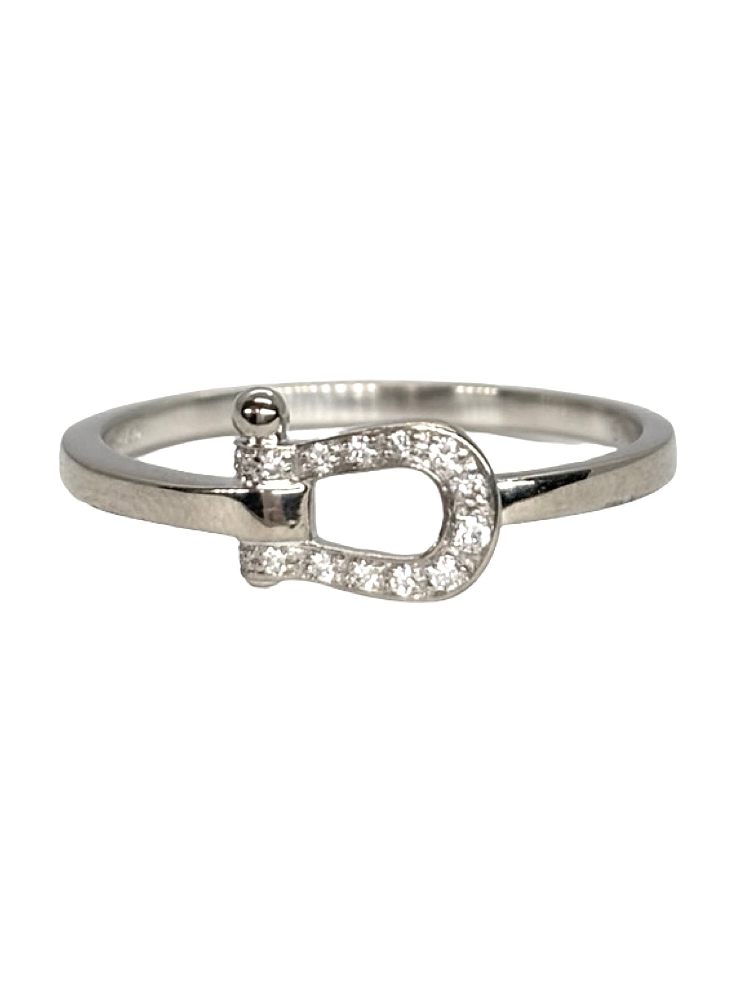 Bague Fred Force 10 en or blanc 18 carats au design iconique et contemporain. Ce bijou raffiné séduit par sa finition soignée et son allure moderne, idéale pour un style élégant au quotidien ou pour compléter une collection de bijoux de créateur. Élégante et intemporelle, elle apporte une touche précieuse et lumineuse à la main.