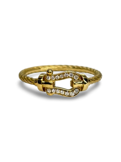 Bague Fred Force 10 en or jaune 18 carats sublimée par un sertissage de diamants éclatants. Inspirée de l’univers nautique emblématique de la collection Force 10, cette bague associe élégance contemporaine et savoir-faire joaillier. Un bijou raffiné et intemporel, apprécié pour son design distinctif et la brillance de ses diamants.