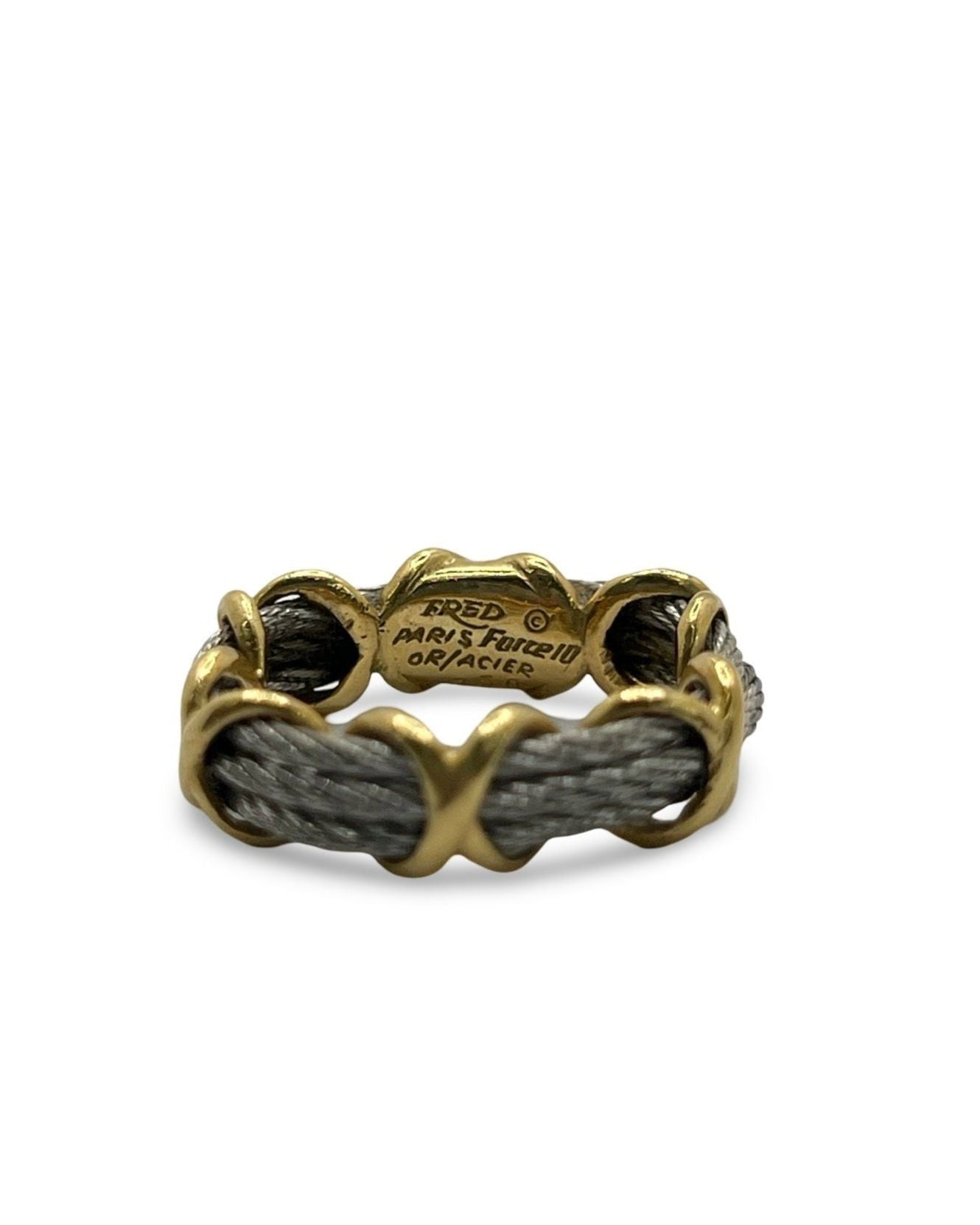 Bague Fred Force 10 vintage des années 90, un bijou iconique au design intemporel. Ce modèle rétro est accompagné de sa boîte d'origine Fred, parfait pour les collectionneurs et amateurs de pièces rares. Une bague élégante et authentique, symbole du savoir-faire joaillier de la maison Fred.