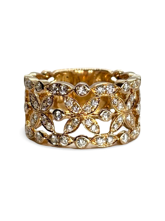 Bague en or rose signée Didier Guérin, modèle Diamants de Rosée, sublimée par 0,60 carat de diamants étincelants. Ce bijou d’exception séduit par son éclat délicat et son design poétique, reflet du savoir-faire joaillier français. Une création élégante qui illumine la main avec raffinement et féminité.