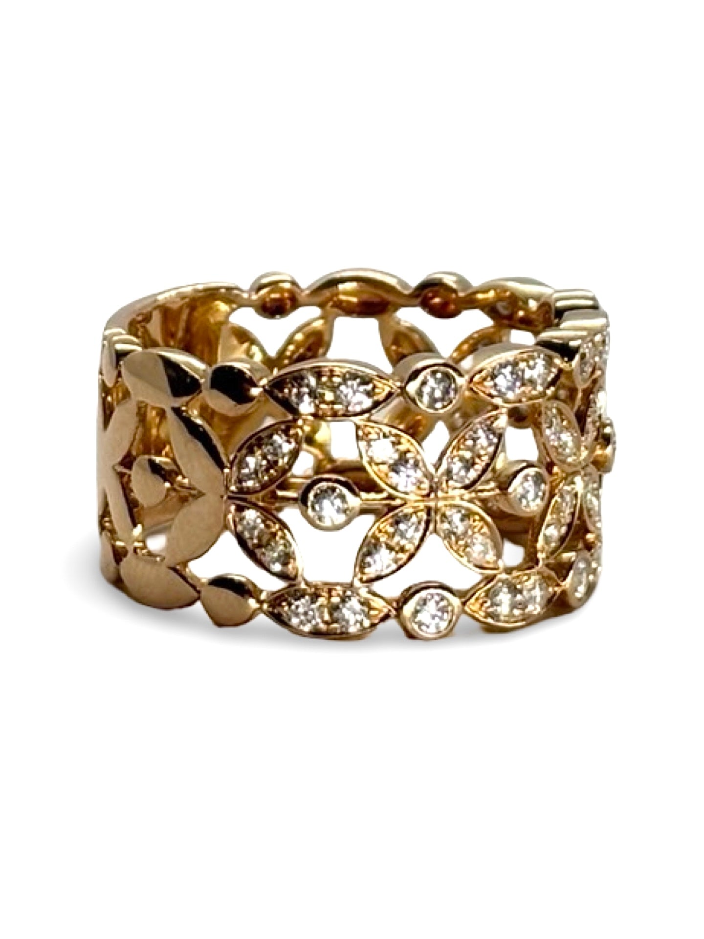 Bague en or rose signée Didier Guérin, modèle Diamants de Rosée, sublimée par 0,60 carat de diamants étincelants. Ce bijou d’exception séduit par son éclat délicat et son design poétique, reflet du savoir-faire joaillier français. Une création élégante qui illumine la main avec raffinement et féminité.