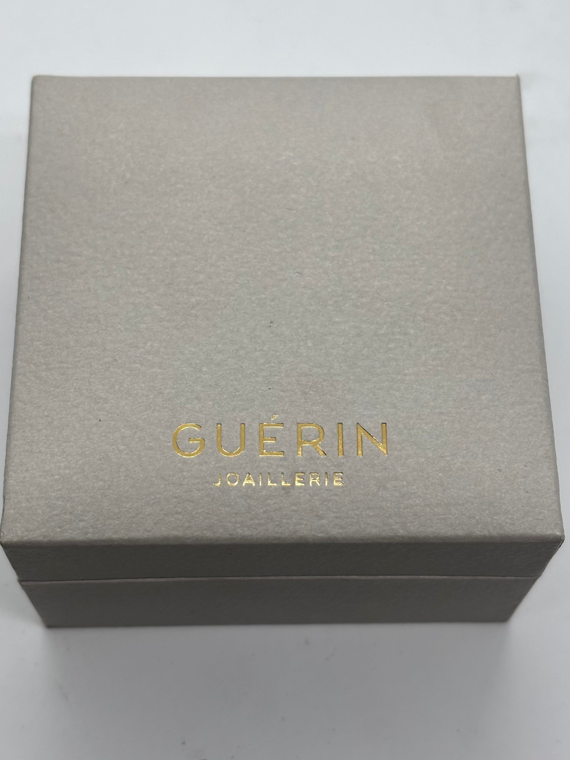 Bague en or rose signée Didier Guérin, modèle Diamants de Rosée, sublimée par 0,60 carat de diamants étincelants. Ce bijou d’exception séduit par son éclat délicat et son design poétique, reflet du savoir-faire joaillier français. Une création élégante qui illumine la main avec raffinement et féminité.