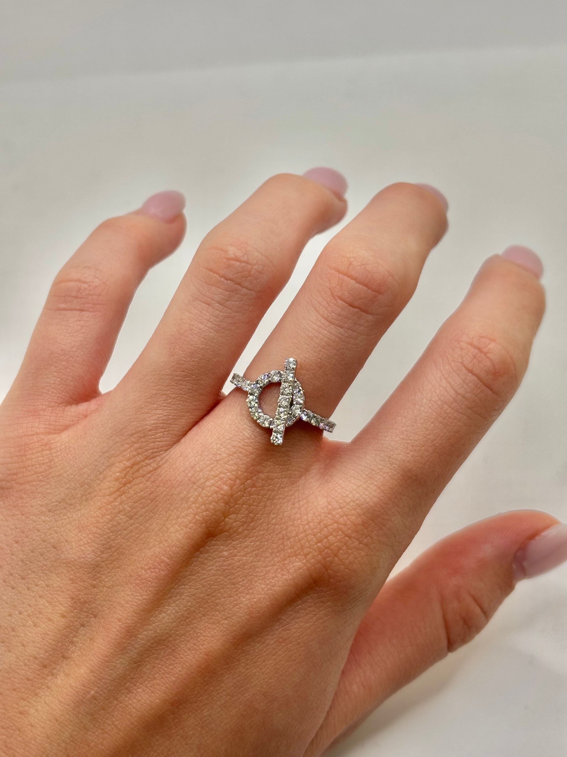 Bague Hermès Finesse en or blanc 18K sertie de diamants totalisant environ 1 carat. Cette création joaillière raffinée associe la modernité de l’or blanc 750 millièmes à l’éclat intemporel des diamants. Bijou de luxe élégant au design délicat et féminin, idéal pour une occasion spéciale, une collection de haute joaillerie ou un cadeau précieux. Finitions soignées et style sophistiqué emblématique du savoir-faire Hermès.
