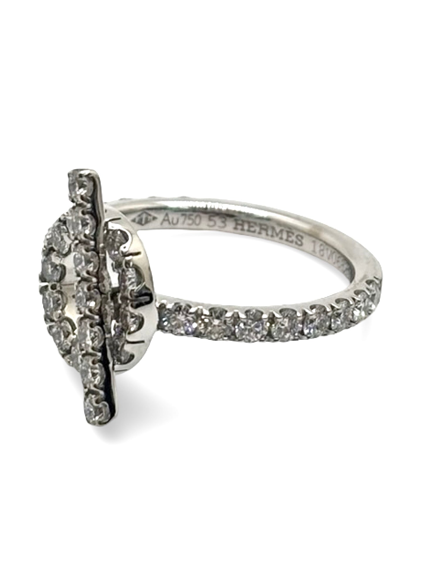 Bague Hermès Finesse en or blanc 18K sertie de diamants totalisant environ 1 carat. Cette création joaillière raffinée associe la modernité de l’or blanc 750 millièmes à l’éclat intemporel des diamants. Bijou de luxe élégant au design délicat et féminin, idéal pour une occasion spéciale, une collection de haute joaillerie ou un cadeau précieux. Finitions soignées et style sophistiqué emblématique du savoir-faire Hermès.
